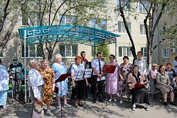 В Энгельсском доме-интернате прошел концерт на открытом воздухе
