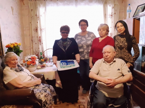 Александра Сызранцева поздравила семейную пару с  Бриллиантовой свадьбой