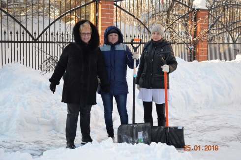 Сотрудники ФГБУ «Саратовская МВЛ» провели уборку снега на тротуарах и общественных территориях