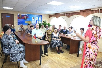 В Энгельсском доме-интернате состоялась беседа, посвященная Дню государственного флага