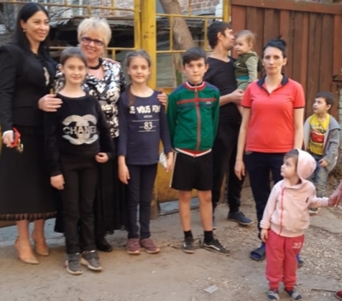 Александра Сызранцева поздравила многодетную семью с Новогодними праздниками