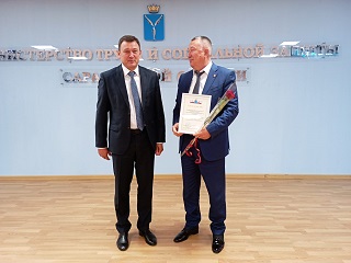Сотрудники Энгельсского дома-интерната получили награды в профессиональный праздник