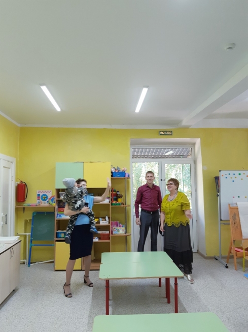 Депутат Саратовской городской Думы Александра Сызранцева помогла детскому саду в установки натяжного потолка в игровой комнате