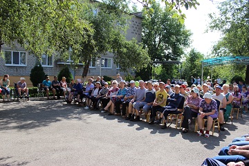 Бог морей Нептун и его свита устроили зажигательный летний праздник в Энгельсском доме-интернате