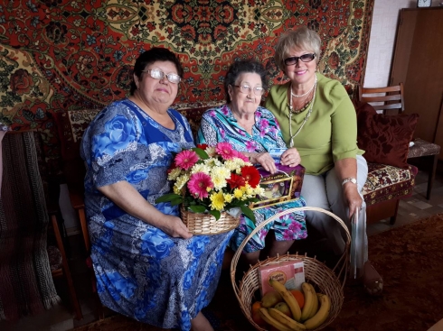 Александра Сызранцева поздравила ветерана с 90-летним юбилеем