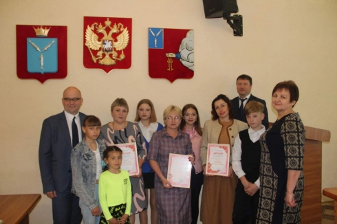 Глава Петровского района Александр Гречихо вручил дипломы и подарки участницам конкурса замещающих родителей «Успешная замещающая семья».
