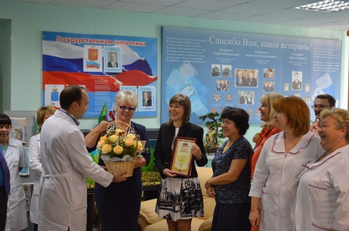 О поздравлении главного экономиста учреждения Н.В. Чугункову с Юбилеем