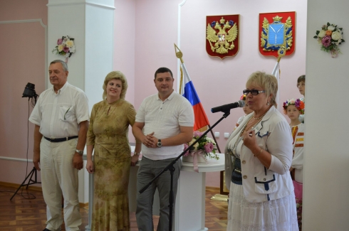 Депутаты Ленинского района поздравили с Днем семьи, любви и верности 