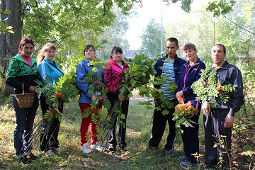 Подопечные третьего корпуса Энгельсского дома-интерната совершили лесную прогулку