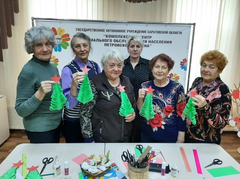 «Серебряные» волонтёры мастерят украшения к Новому году