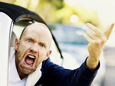 Водители двух иномарок подрались на дороге в центре Саратова. Видео