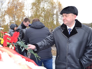 Депутат Андрей Беликов принял участие в возложении цветов к подножью монумента воинам-водителям