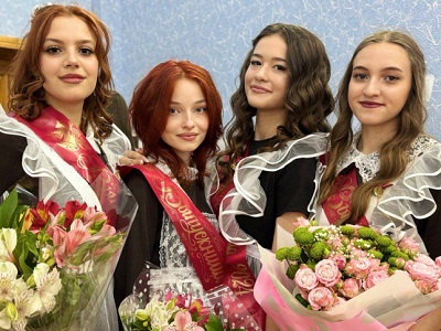 Последний звонок. Саратовские школьники пели под гитару и выпускали голубей