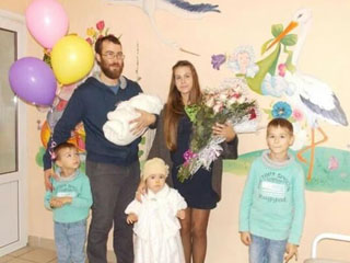 Многодетной семье священника требуется помощь в излечении матушки Елены Лошкаревой