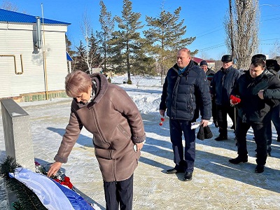 Представители общественных организаций и глава Озинского района возложили цветы к памятнику «Землякам-озинцам участникам войн и локальных конфликтов