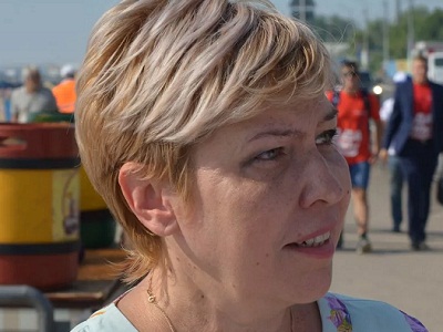 На Посадского обнаженный бомж напугал прохожих у дороги в школу