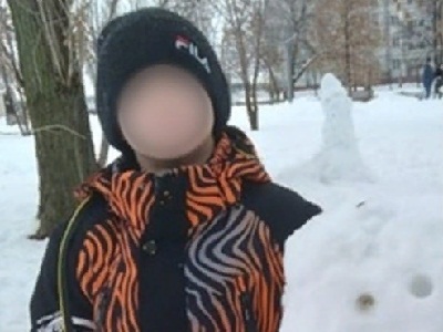 В Балаково рядом с местом гибели 8-летнего мальчика, который провалился в промоину у школы, соорудили стихийный мемориал