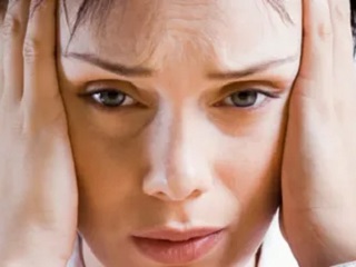 В Энгельсе зоозащитники построили собакам будку на детской площадке