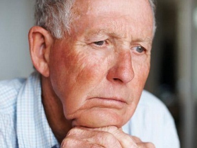 СМИ: В Саратове ветеран ВОВ вынужден ютиться с женой в аварийной квартире  