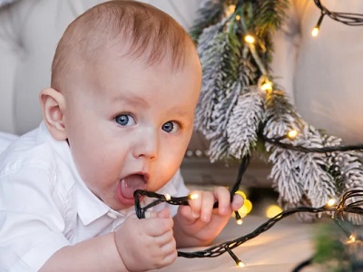 Двое детей попали в больницу из-за гирлянды и петарды