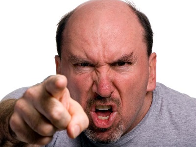 В Энгельсе водитель «ГАЗели» остановился на «встречке» и вывалил мусор на обочину