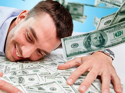 За курсами доллара и евро следит четверть населения города