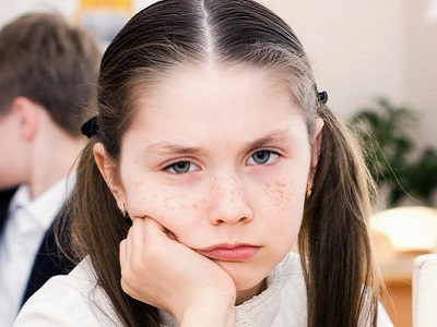 СМИ: Сухпаек краснокутских школьников ограничили дешевым чаем и вафлями