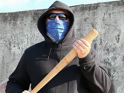 В Балакове вандалы снова сломали детскую качалку