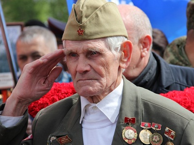 Саратовцы возложили цветы к Вечному огню и поблагодарили ветеранов за Победу