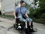 В Энгельсе инвалид-колясочник решился на эксперимент и застрял в дорожных ямах