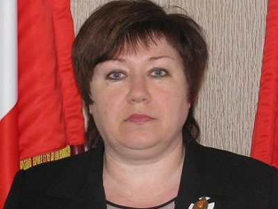 Жители Ершова просят чиновников найти деньги на двери в уличном деревянном туалете парка «Лукоморье». Сейчас только одну из двух кабинок прикрывает прозрачная шторка