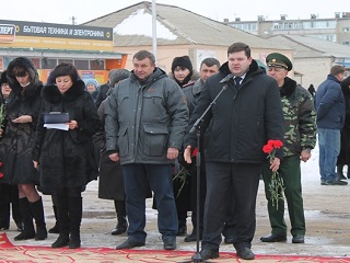 В Красном Куте установили памятный камень, где впоследствии будет открыт памятник участникам локальных войн и военных конфликтов.