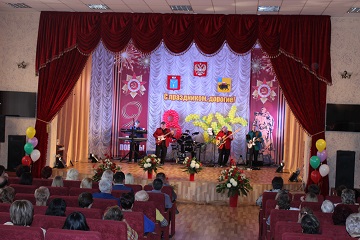 С женским днем поздравил всех женщин своего учреждения директор Энгельсского дома-интерната С.В. Сафошкин