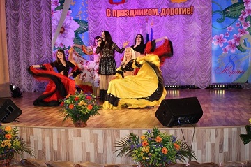 Директор Энгельсского дома-интерната подарил своим сотрудникам праздничную концертную программу.