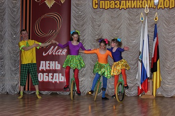 В «Энгельсском доме-интернате для престарелых и инвалидов» проживающие посмотрели эстрадно-цирковую программу