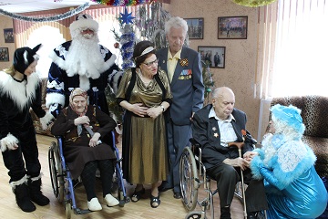 Участников ВОВ Энгельсского дома-интерната  поздравили Дед Мороз со Снегурочкой.
