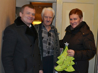 Глава Октябрьского района приехал с поздравлениями и подарками к участнику Великой Отечественной войны