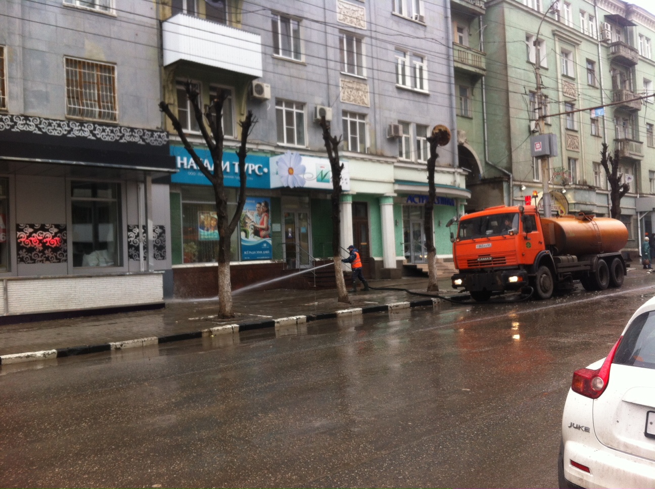 Работы по благоустройству в Октябрьском районе продолжаются в плановом порядке. 